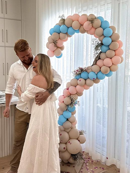 Gender Reveal Question Mark Exploding Balloon Column